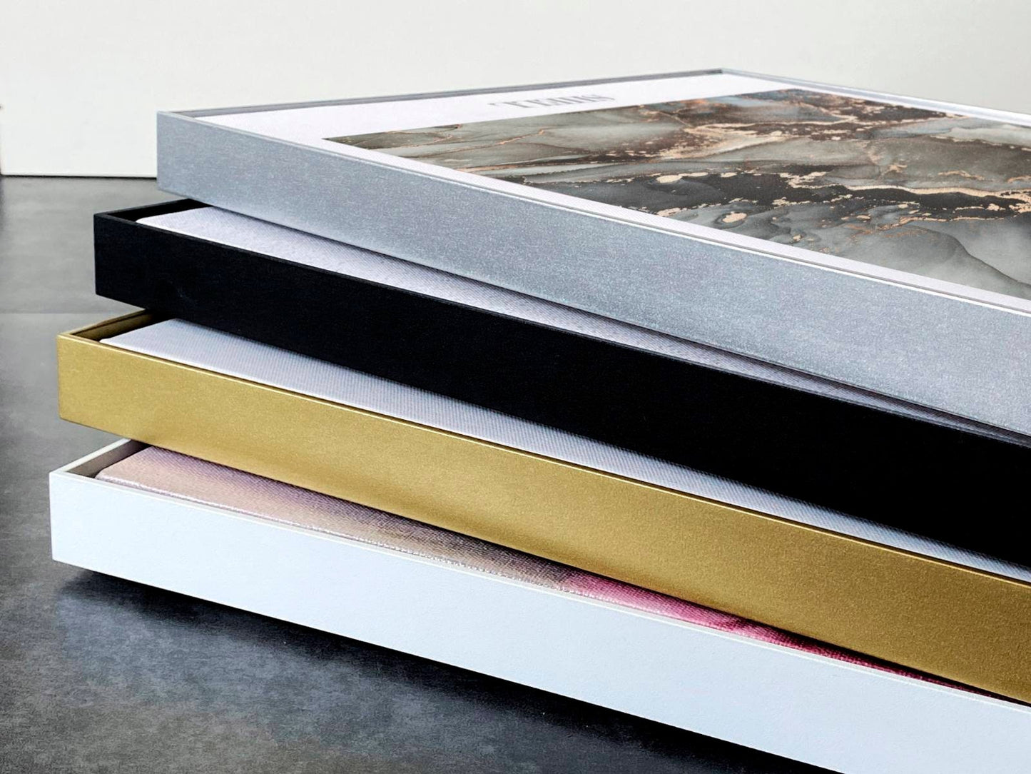 Abstrakte gerahmte Wandkunst, schwarz-goldene Wanddekoration, druckbares Floater-Rahmen-Kunstwerk, dunkle Schlafzimmer-Wandkunst, großer trendiger Leinwanddruck